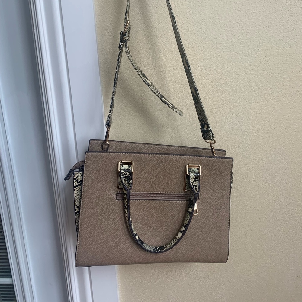 Beautiful tan with snake print handles and snake print on the sides.
